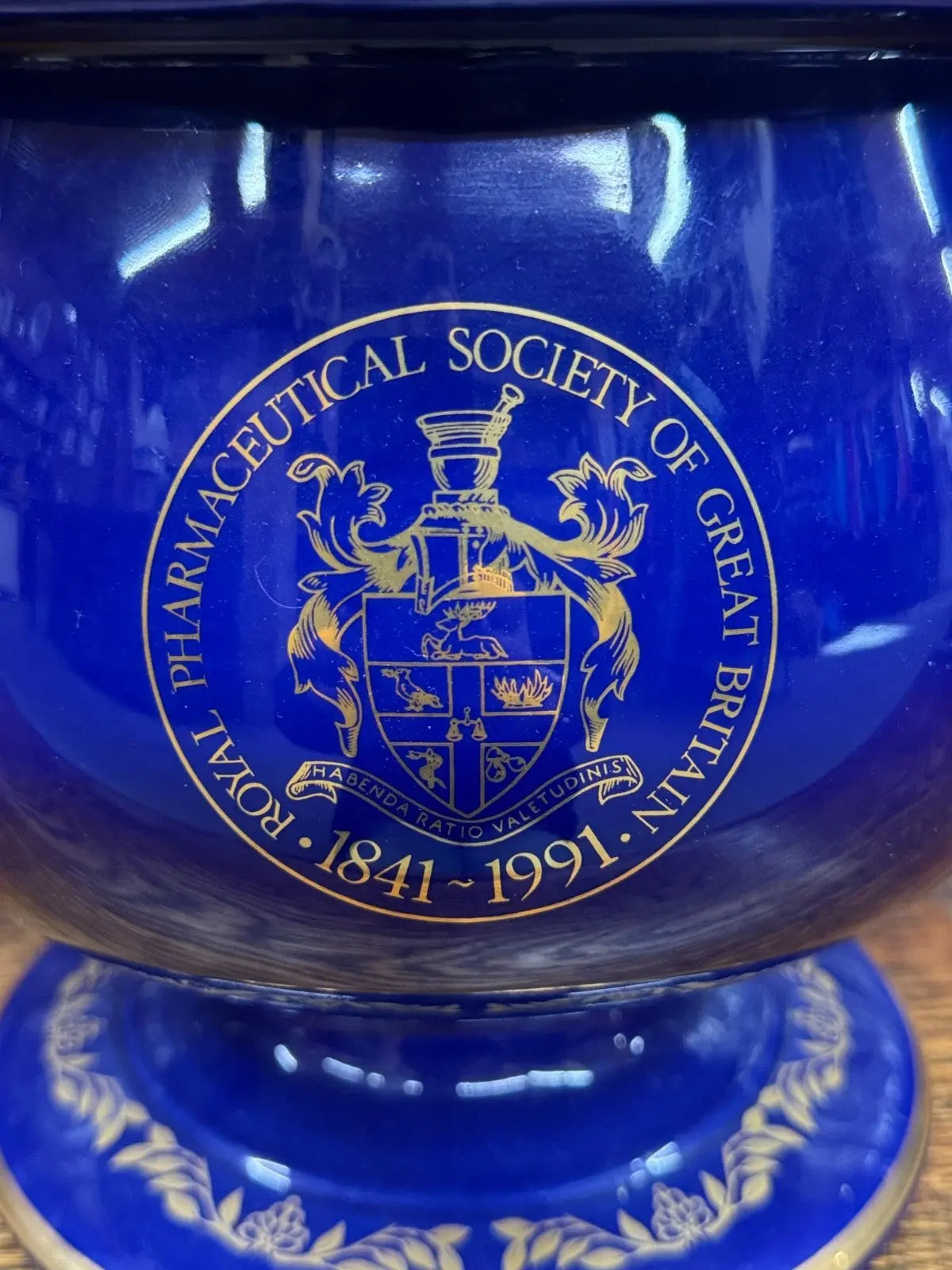 Royal Pharmaceutical Society blue ceramic leeches jar with gilt decoration and crest.