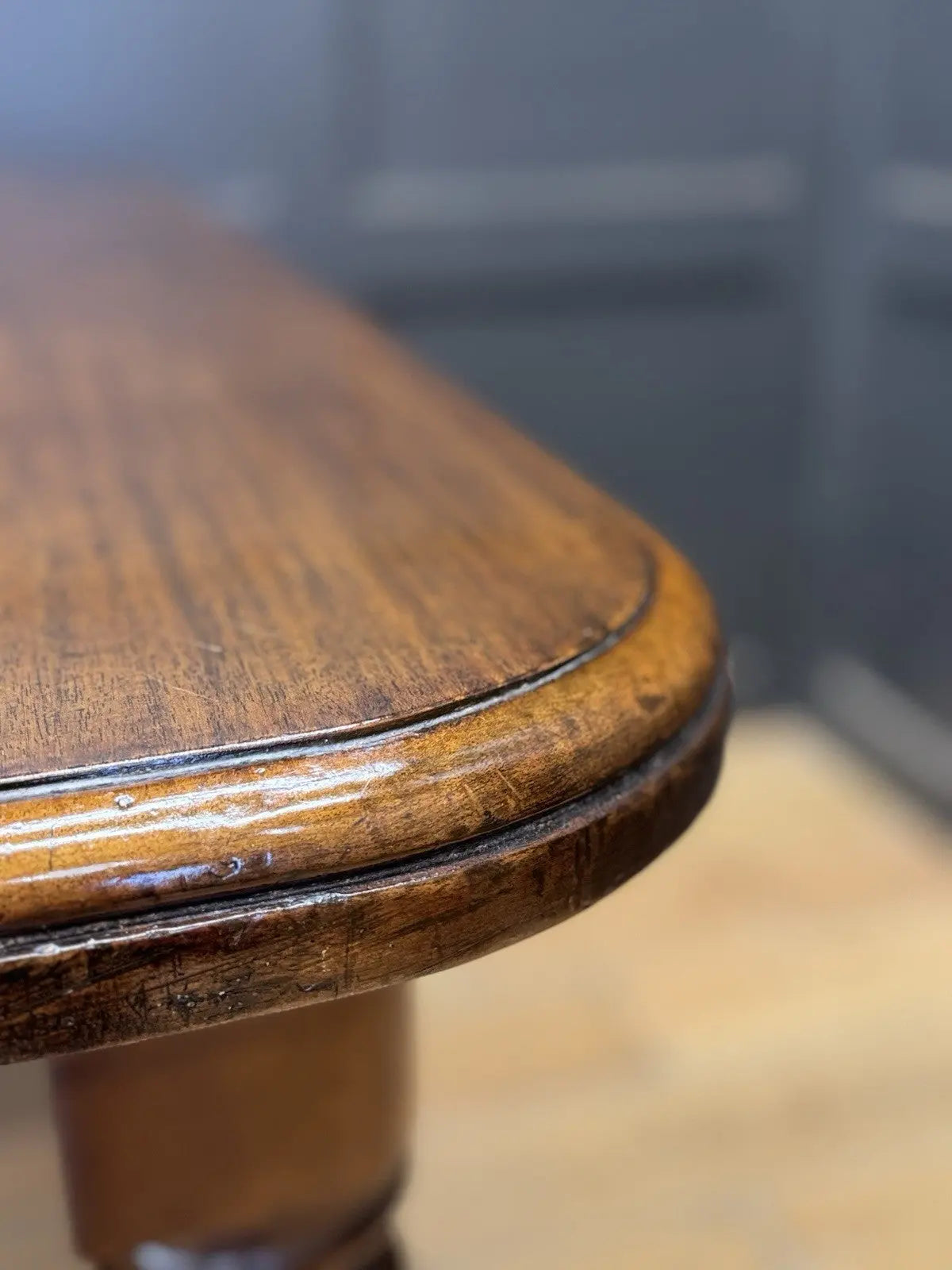 Victorian mahogany dining table brown fluted legs with brass castors and wind-out mechanism.