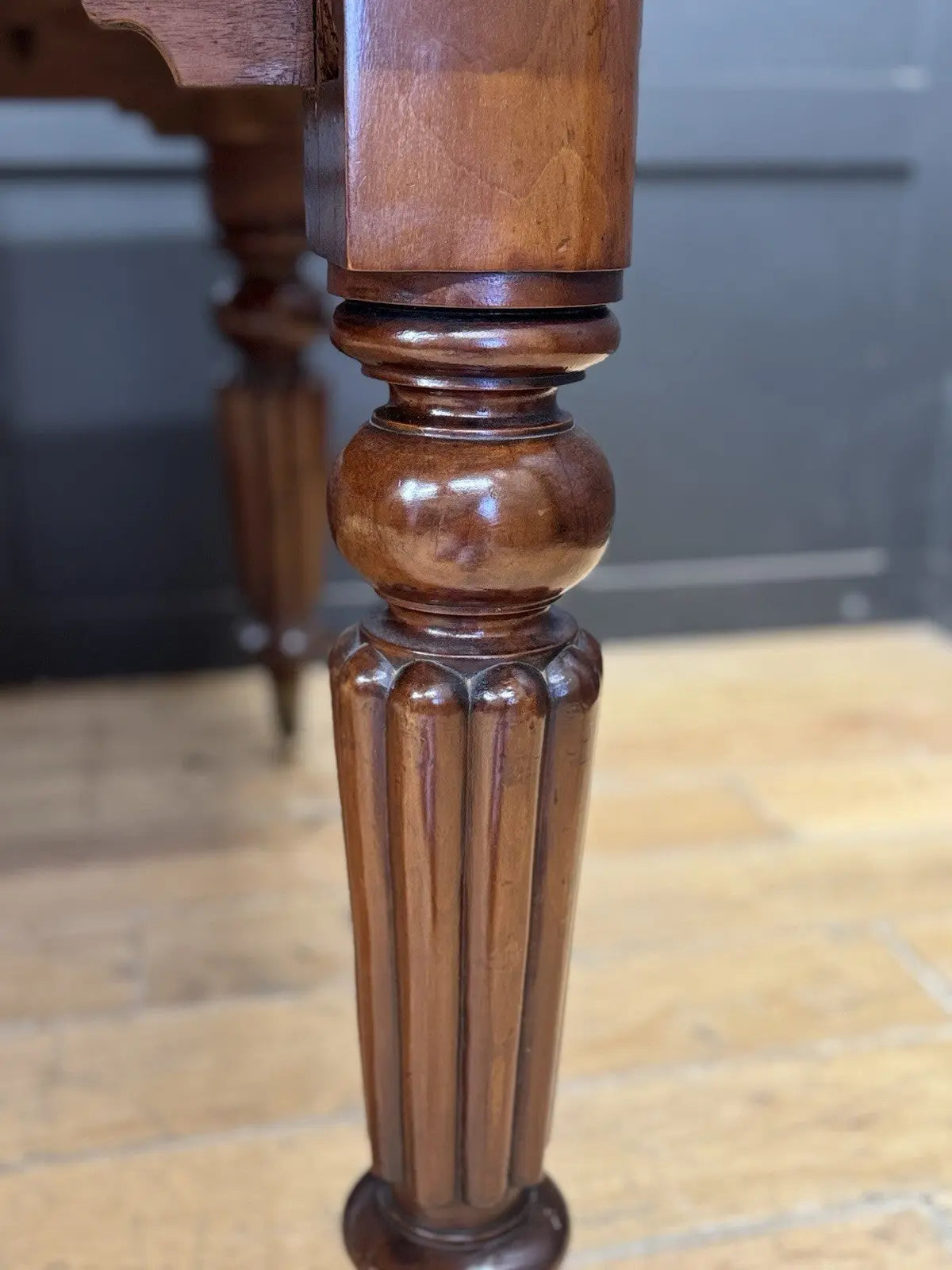 Victorian mahogany dining table brown fluted legs with brass castors and wind-out mechanism.