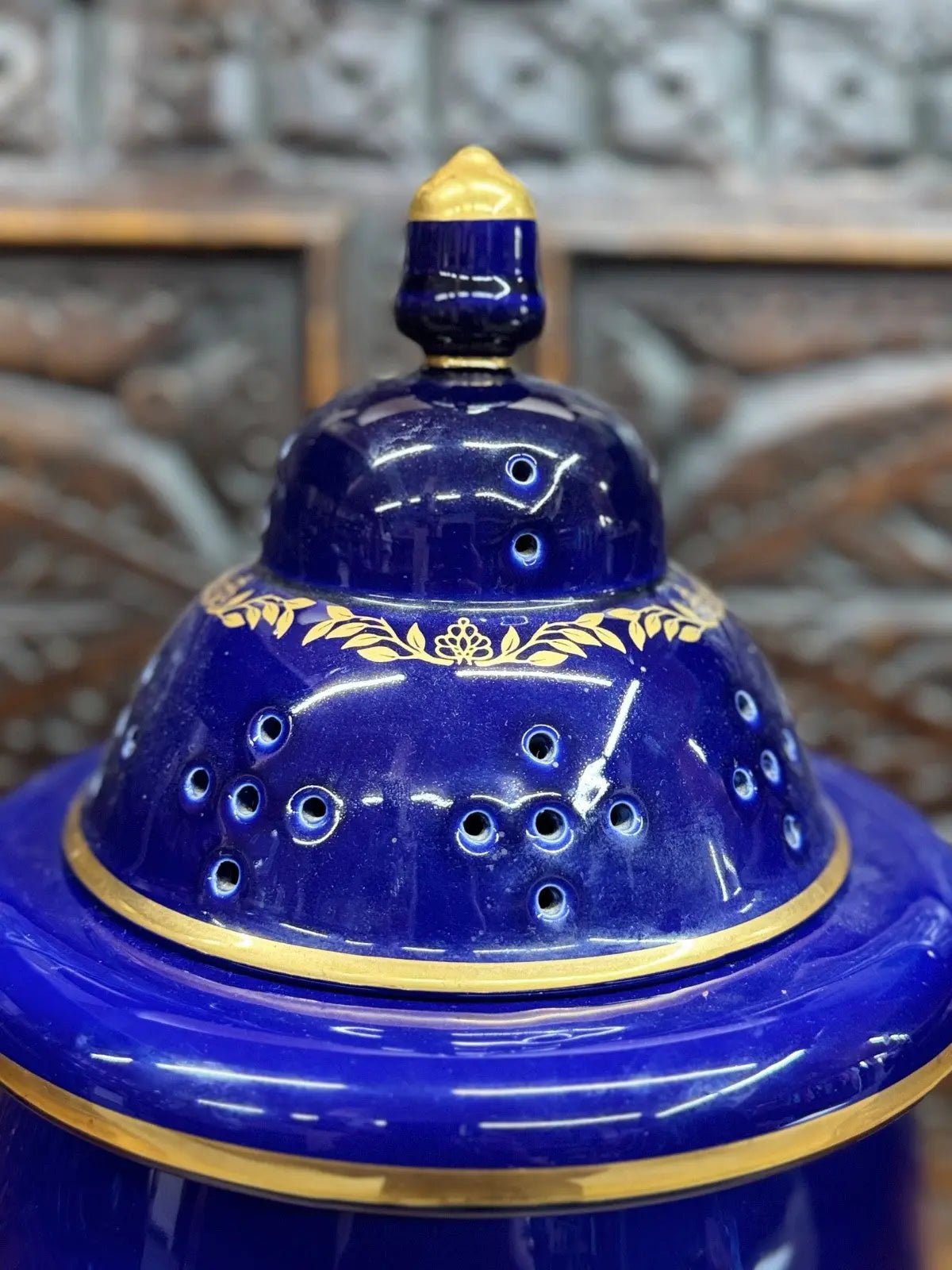 Royal Pharmaceutical Society blue ceramic leeches jar with gilt decoration and crest.