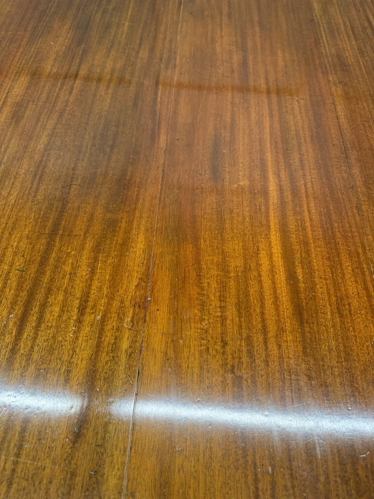 Victorian mahogany dining table brown fluted legs with brass castors and wind-out mechanism.