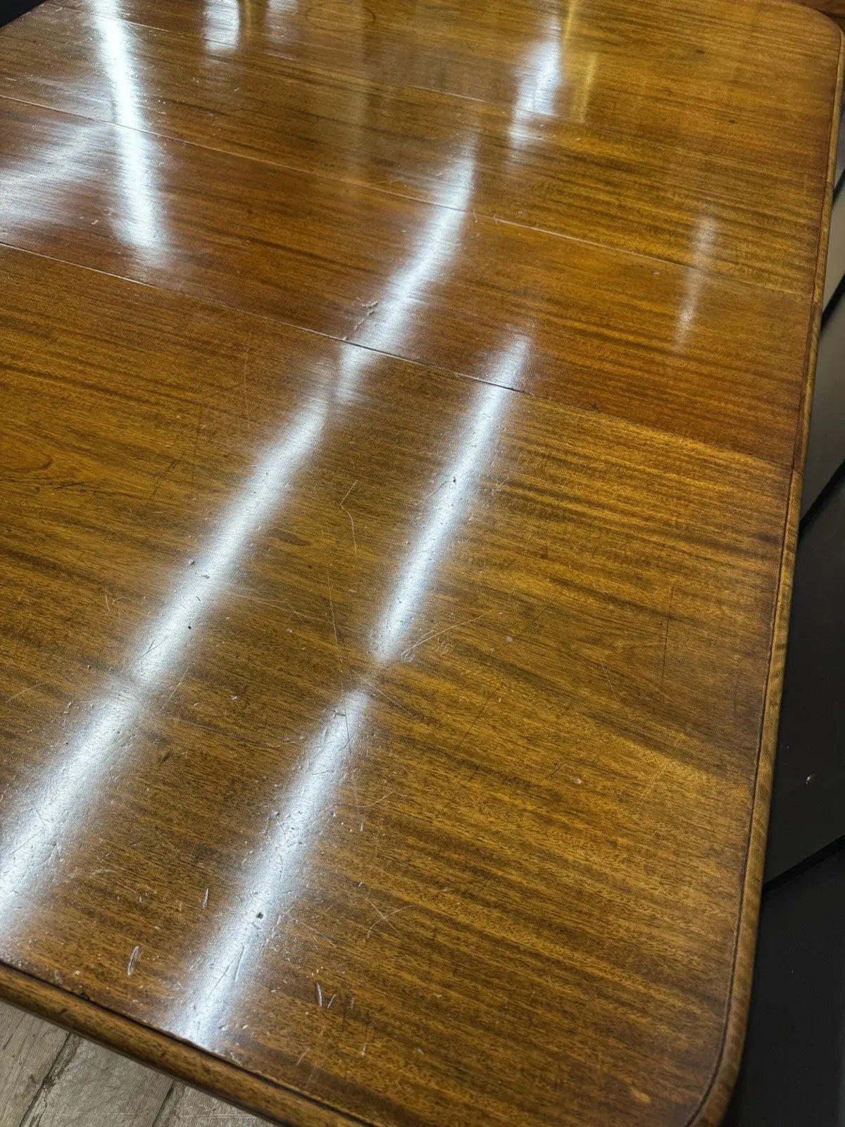 Victorian mahogany dining table brown fluted legs with brass castors and wind-out mechanism.