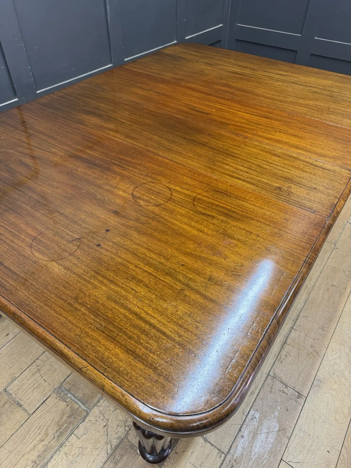 Victorian mahogany dining table brown fluted legs with brass castors and wind-out mechanism.