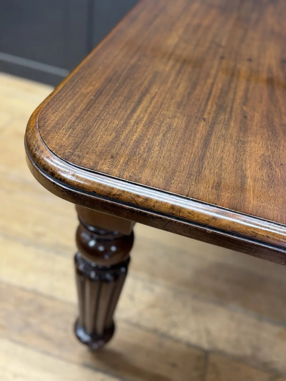 Victorian mahogany dining table brown fluted legs with brass castors and wind-out mechanism.