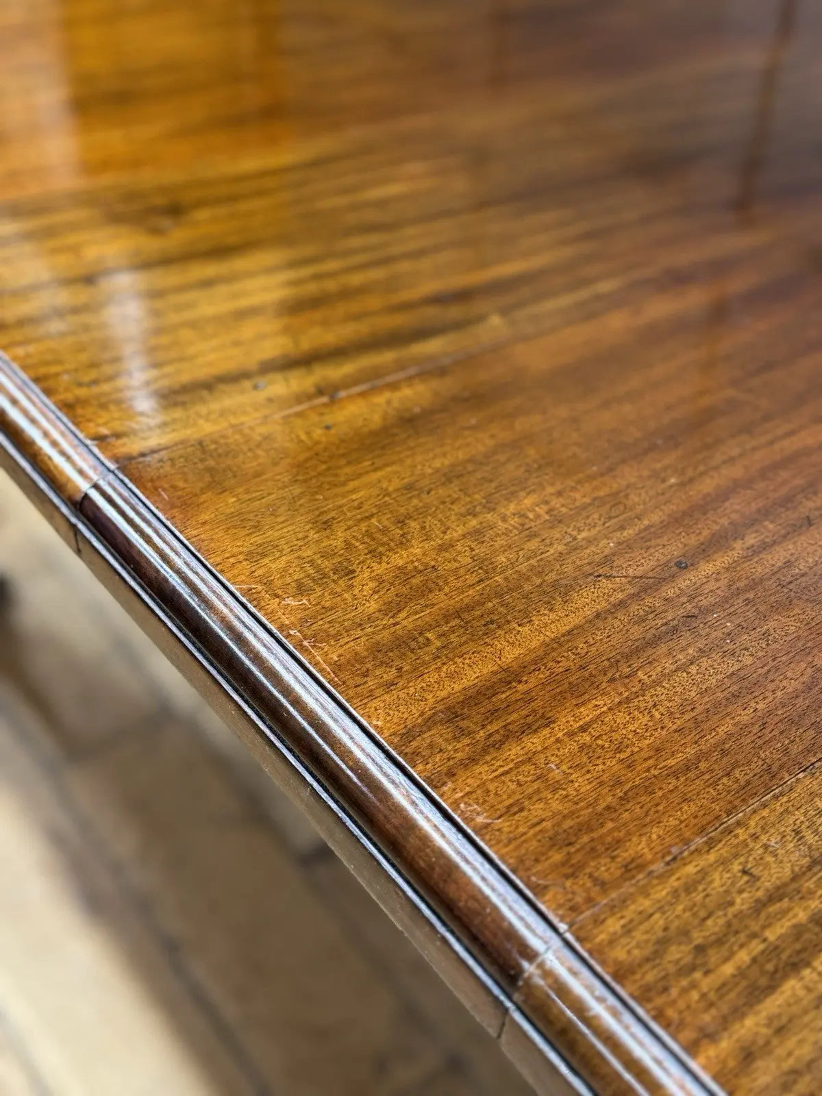 Victorian mahogany dining table brown fluted legs with brass castors and wind-out mechanism.