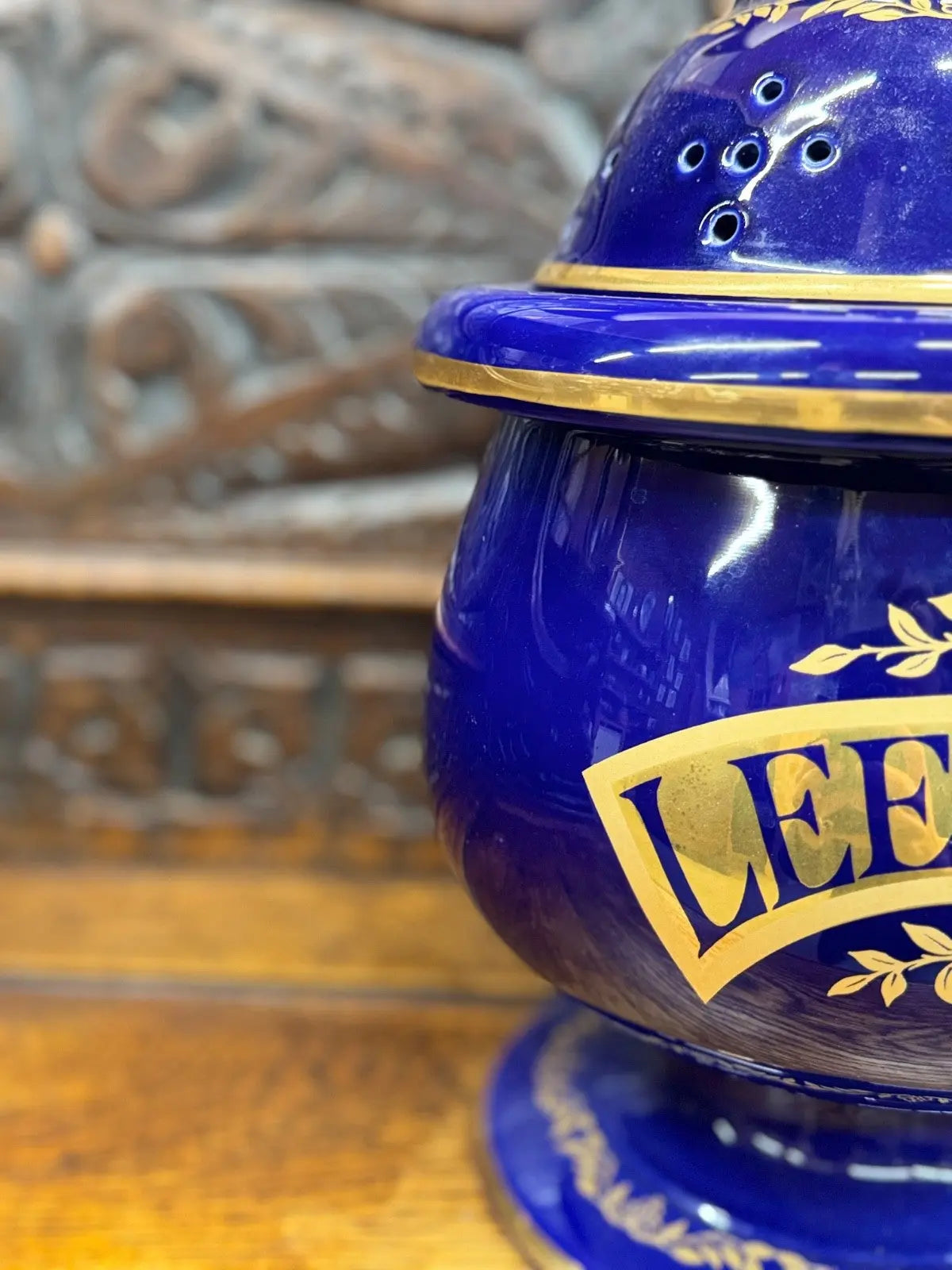 Royal Pharmaceutical Society blue ceramic leeches jar with gilt decoration and crest.
