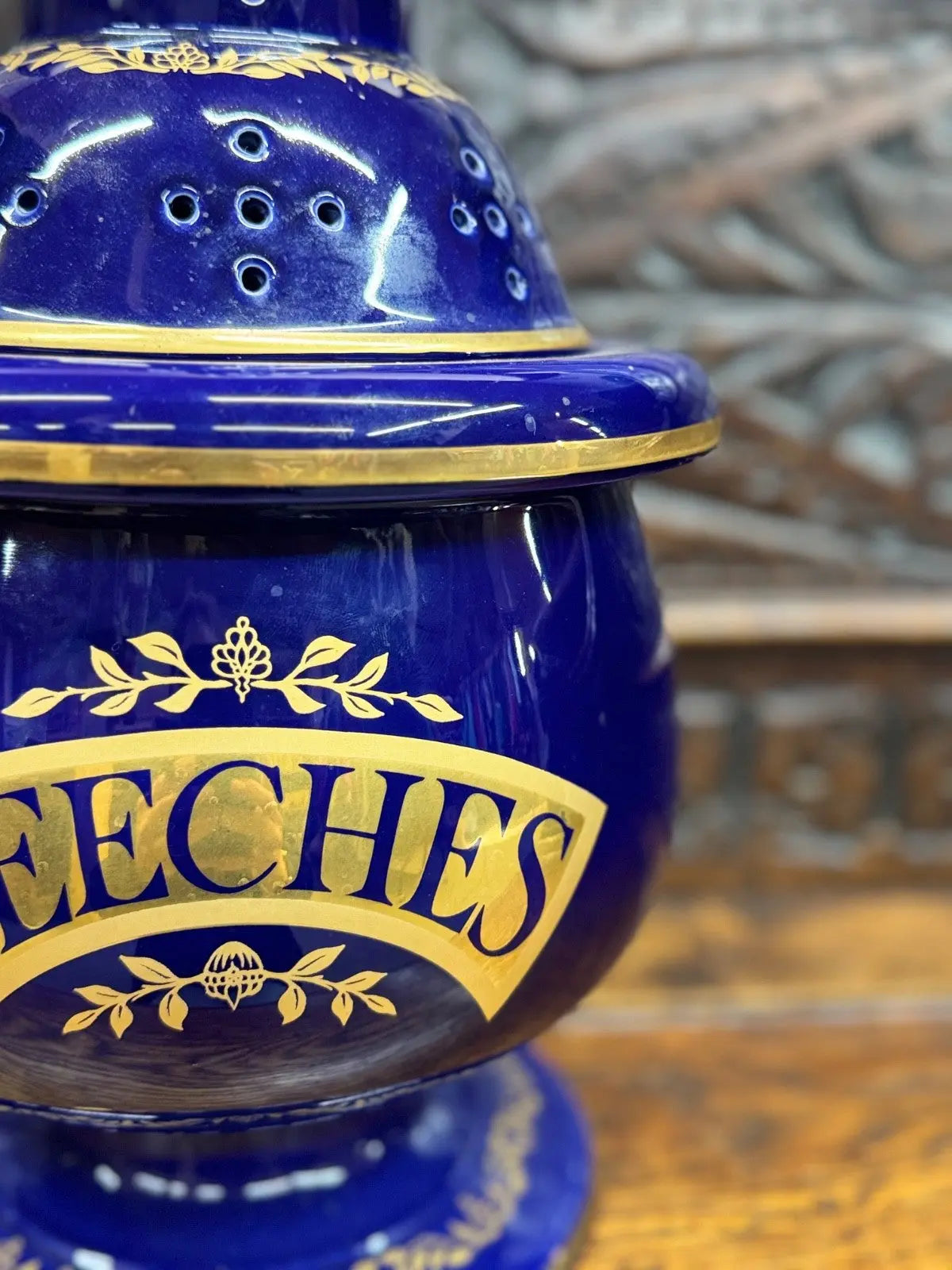 Royal Pharmaceutical Society blue ceramic leeches jar with gilt decoration and crest.