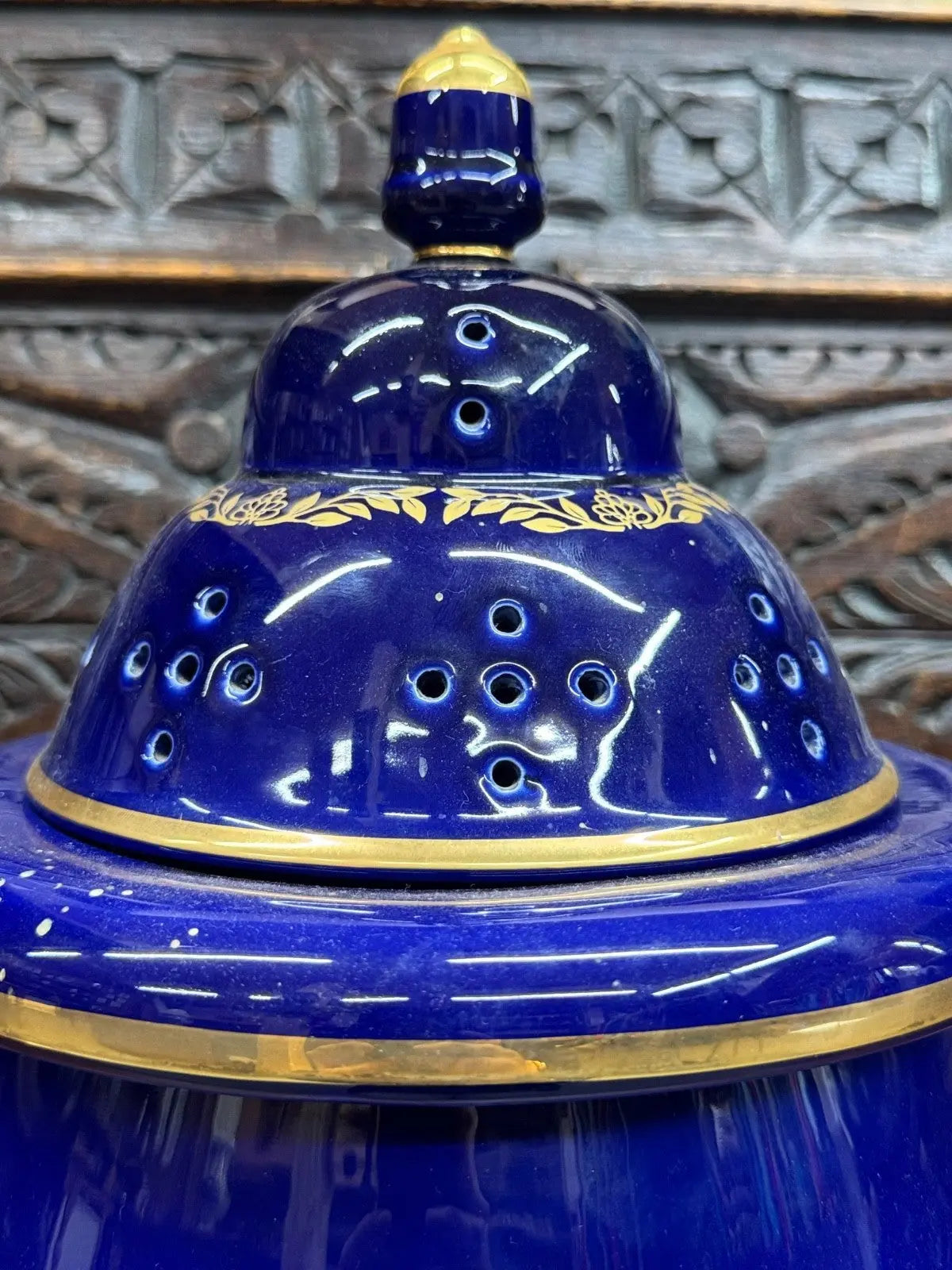 Royal Pharmaceutical Society blue ceramic leeches jar with gilt decoration and crest.
