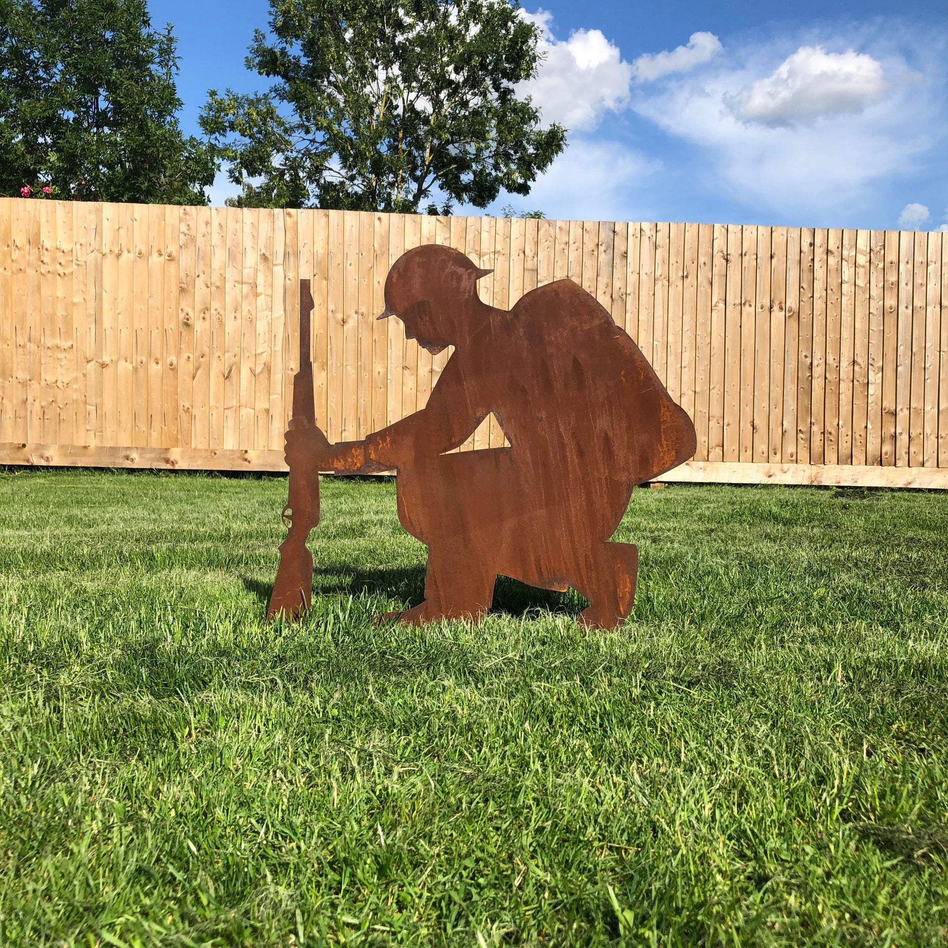 kneeling solider garden decoration