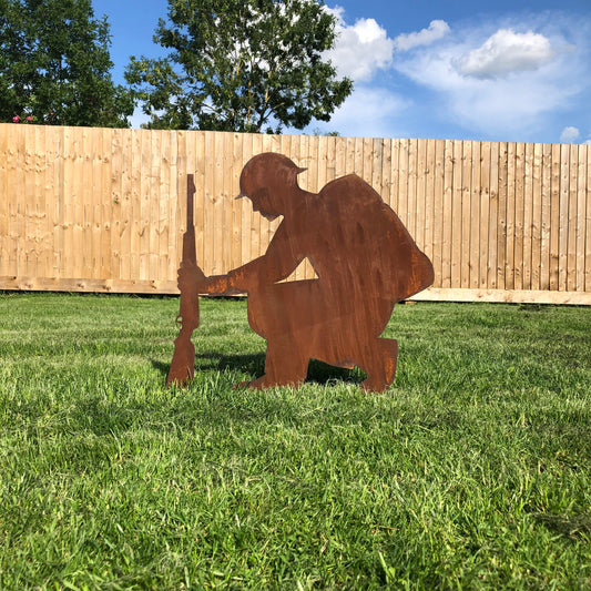kneeling solider garden decoration