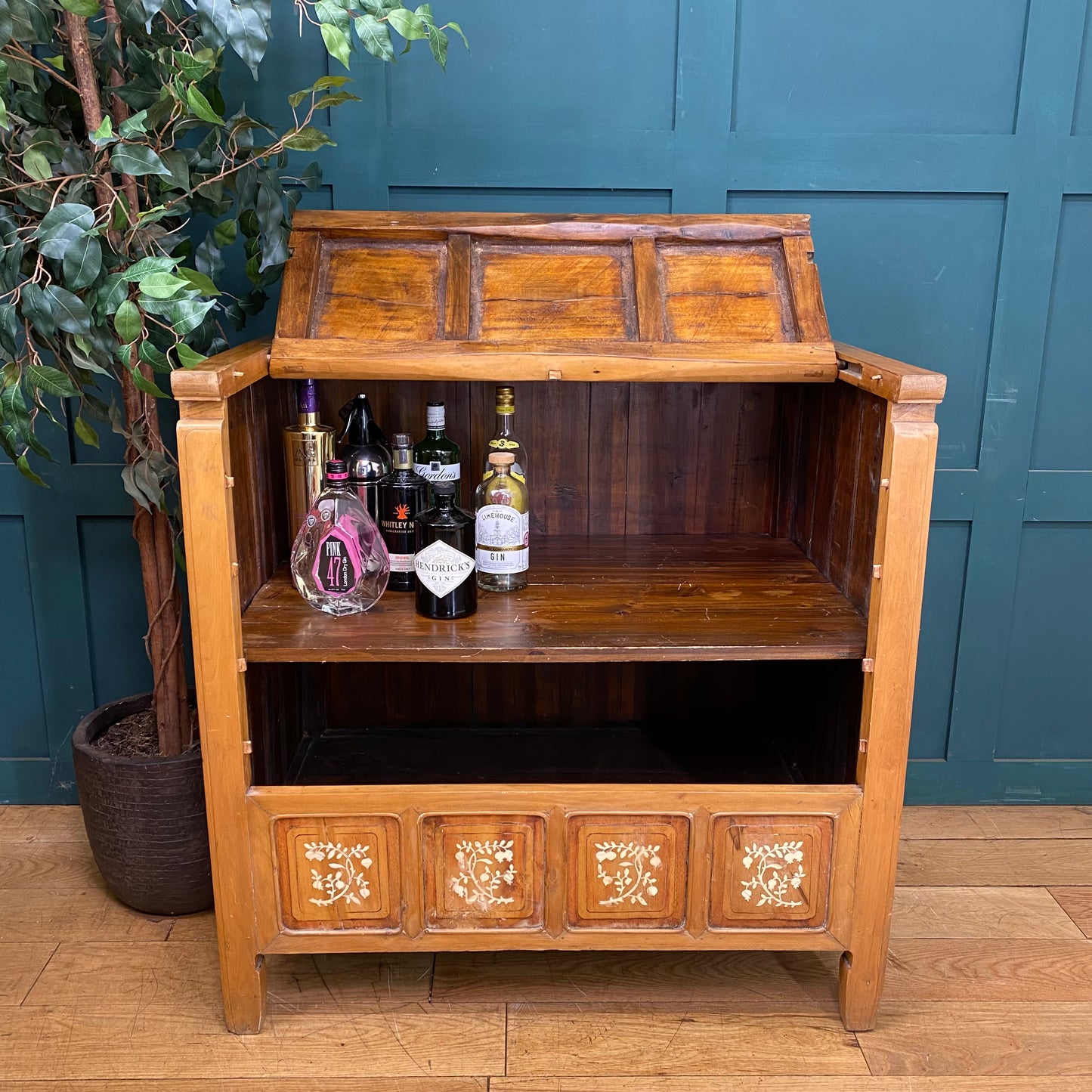 Vintage  Sideboard / Dowry Linen Chest / Chest Of Drawers /Cocktail Cabinet