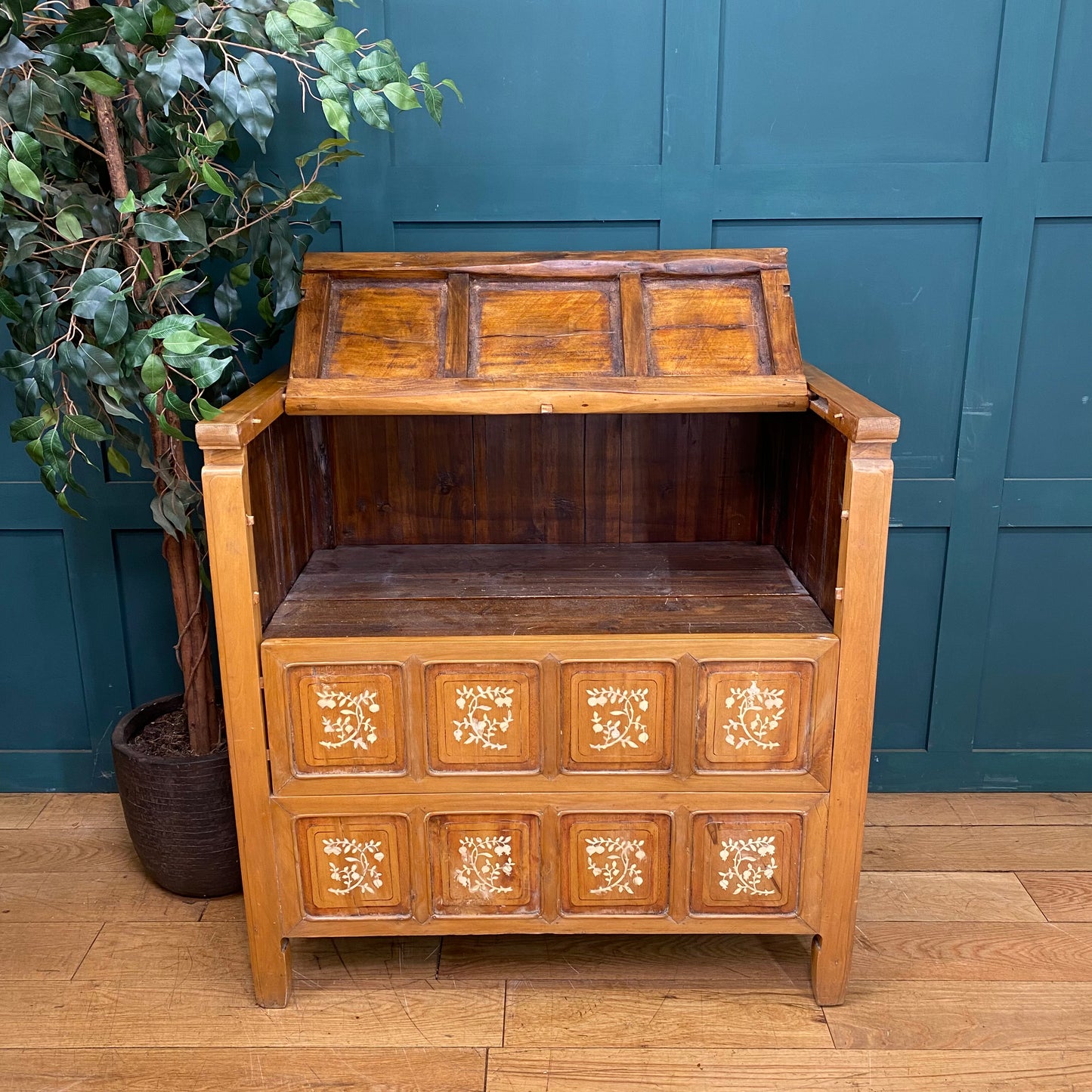 Vintage  Sideboard / Dowry Linen Chest / Chest Of Drawers /Cocktail Cabinet