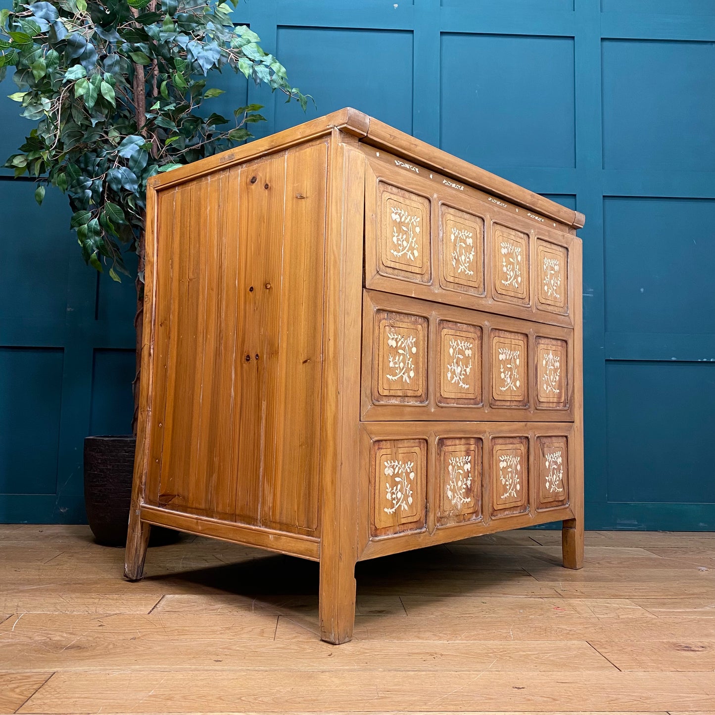 Vintage  Sideboard / Dowry Linen Chest / Chest Of Drawers /Cocktail Cabinet