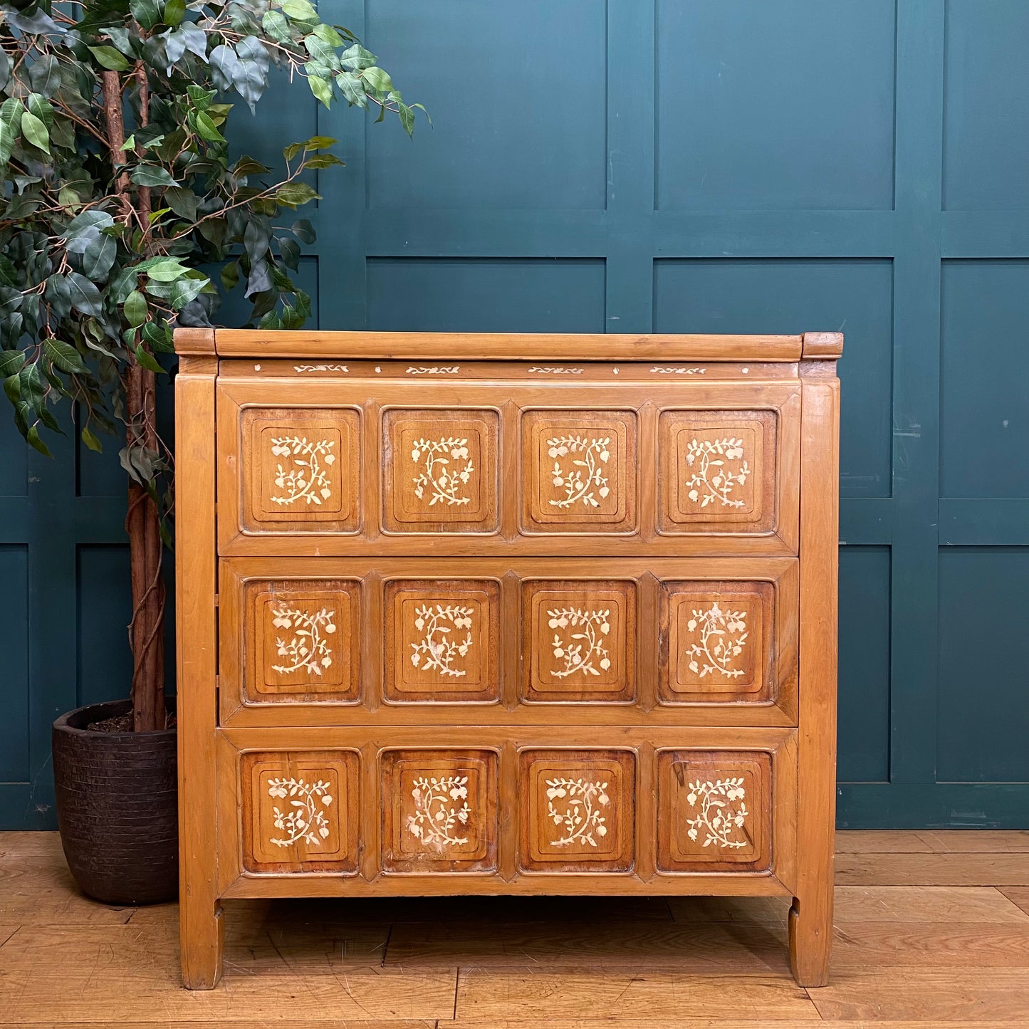 Vintage  Sideboard / Dowry Linen Chest / Chest Of Drawers /Cocktail Cabinet