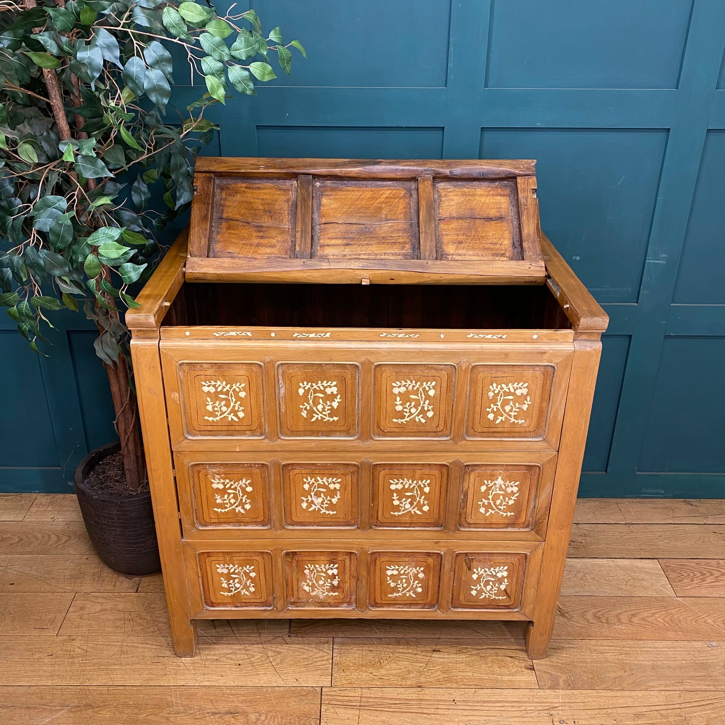 Vintage  Sideboard / Dowry Linen Chest / Chest Of Drawers /Cocktail Cabinet